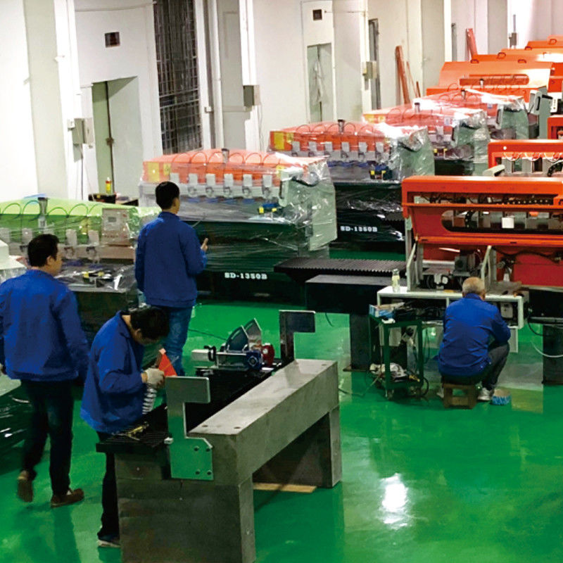 Thiết bị đánh bóng acrylic Sản phẩm 1350Mm Khu vực làm việc Máy đánh bóng kim cương cho tấm acrylic